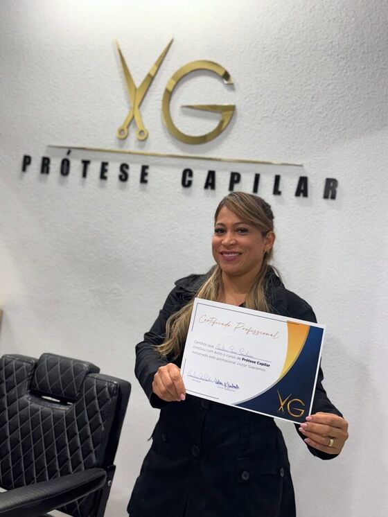 Aluna certificada no curso de prótese capilar da VG