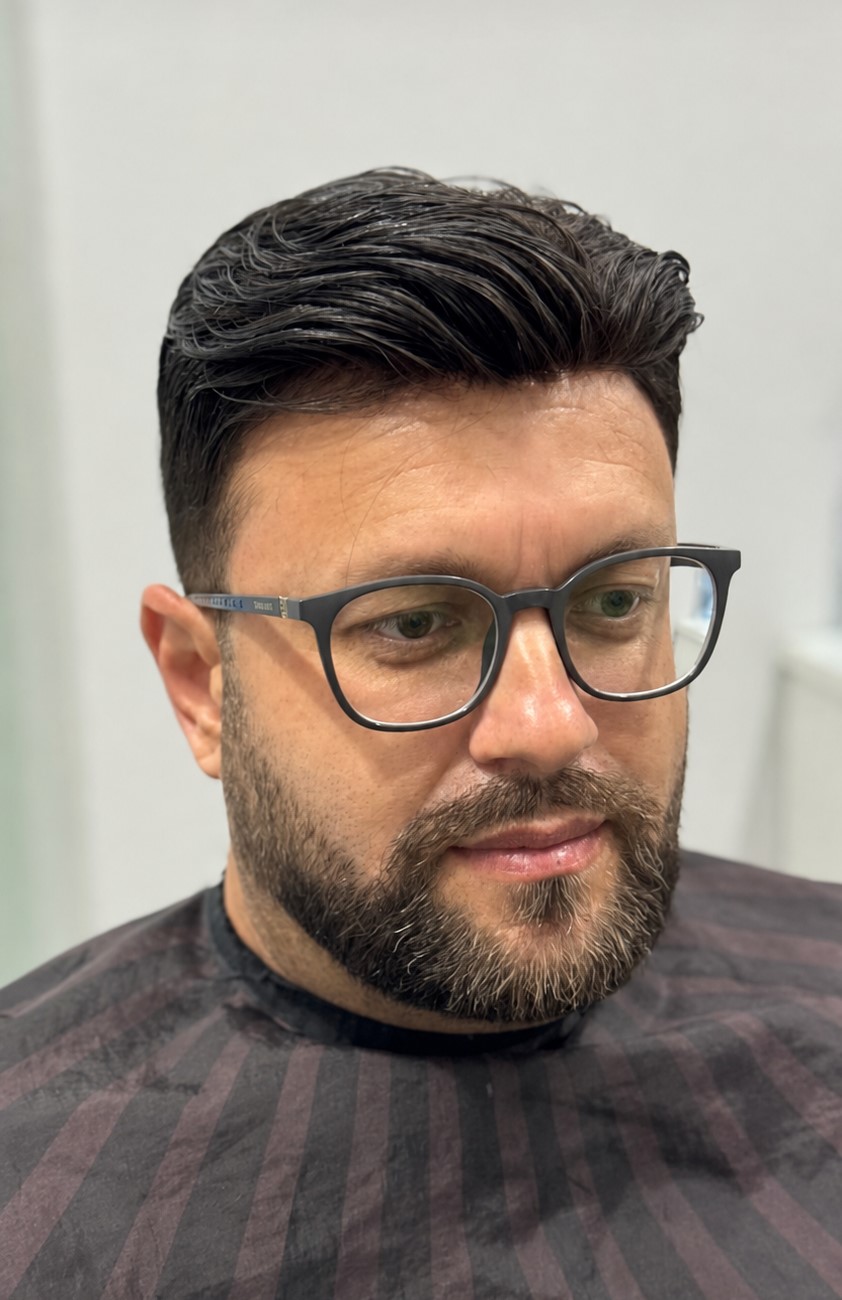 Homem jovem lidando com calvície precoce